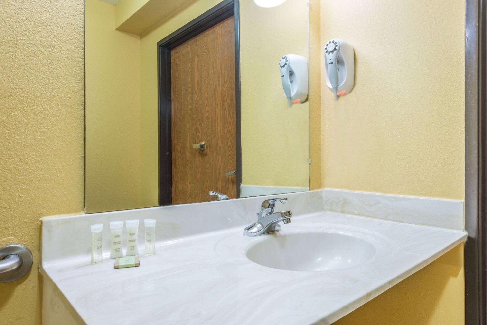 Hotel Super 8 By Wyndham Troy Il/St. Louis Area Zewnętrze zdjęcie