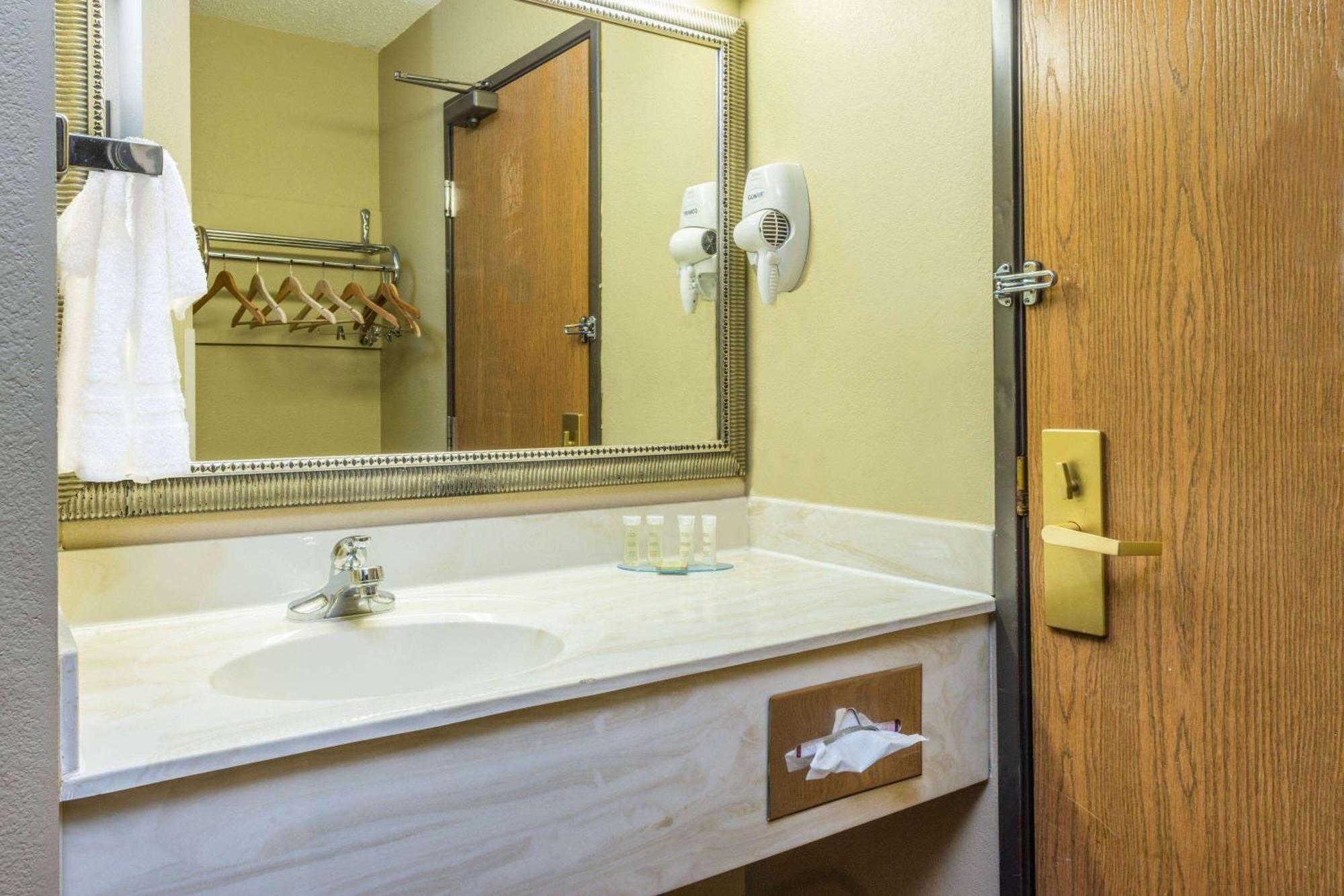 Hotel Super 8 By Wyndham Troy Il/St. Louis Area Zewnętrze zdjęcie